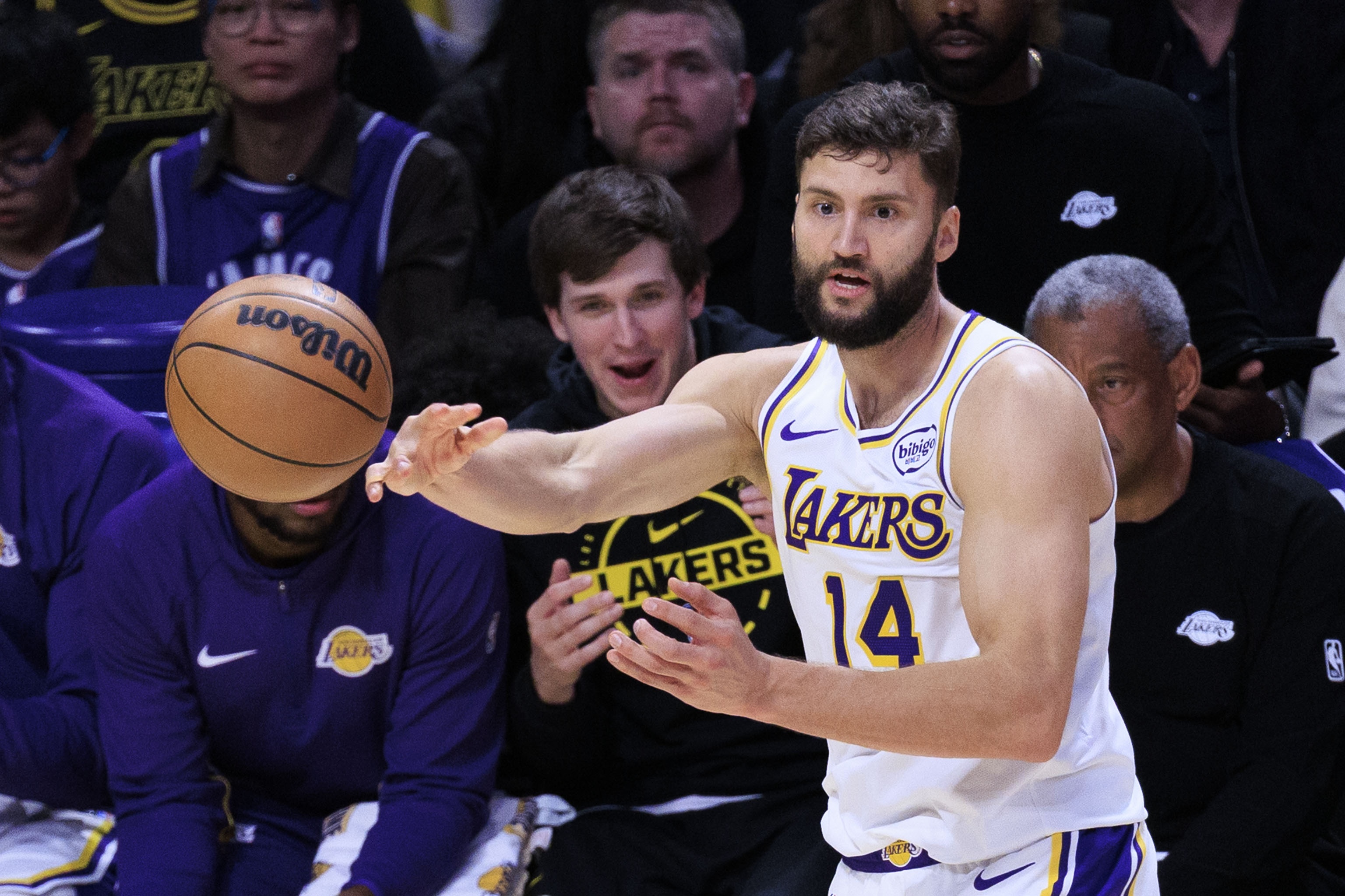 开云平台-关键卡位战！5连胜湖人挑战火箭 除克莱伯外其余人均可以出战！